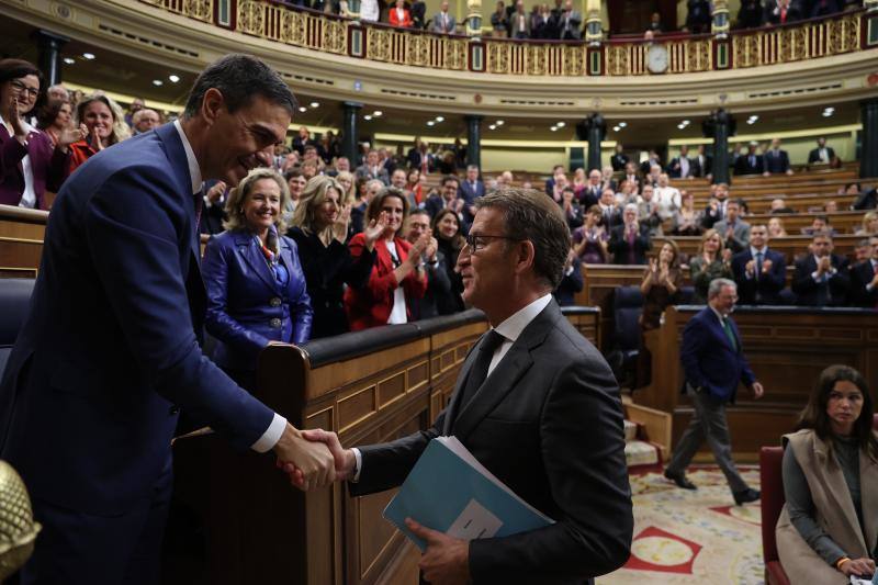 El líder del PP, Alberto Núñez Feijóo (d), felicita al presidente del Gobierno en funciones, Pedro Sánchez