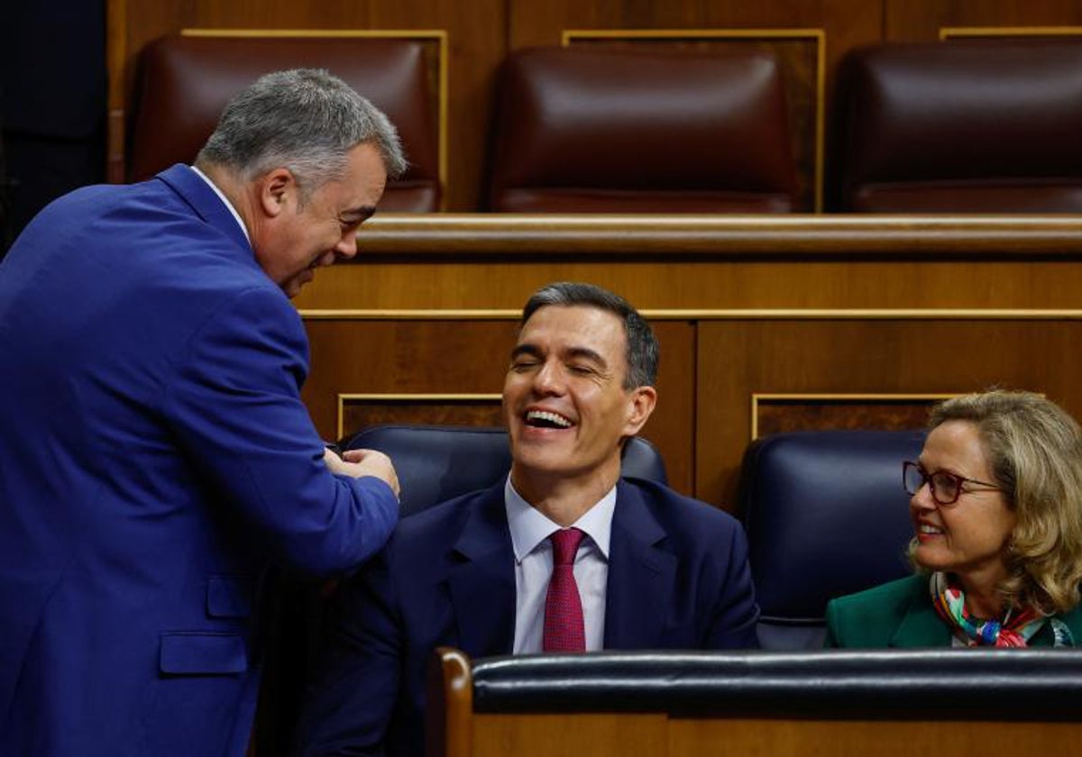 Santos Cerdán, número tres del PSOE, saluda a Pedro Sánchez ante la mirada de Nadia Calviño