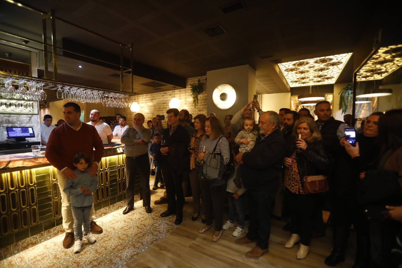 La esperada inauguración de la nueva Taberna la Bodeguilla, en imágenes