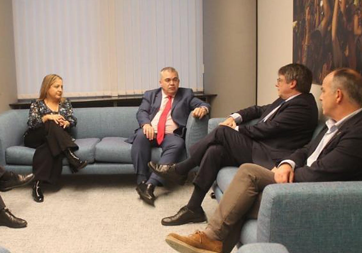 El secretario de Organización del PSOE, Santos Cerdán, en su reunión con el prófugo Carles Puigdemont