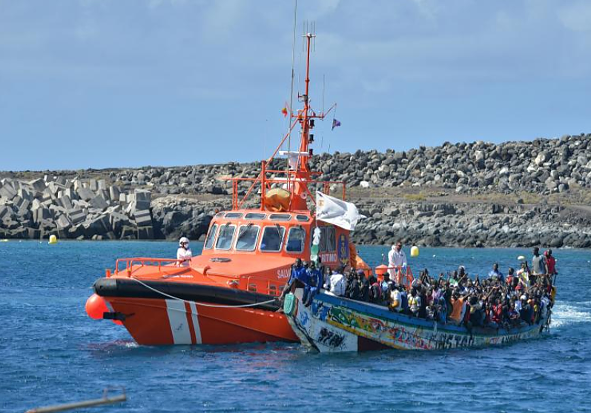 Traslado de un cayuco al muelle de La Restinga el pasado mes de octubre