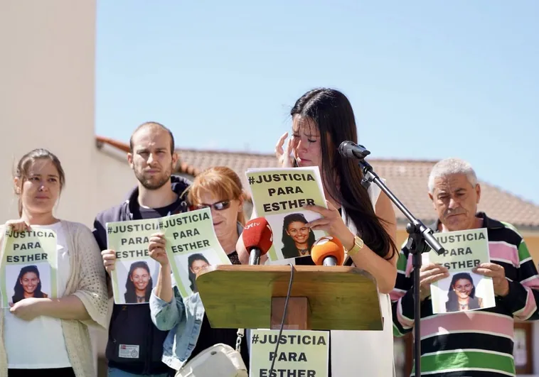 Concentración ciudadana en Traspinedo (Valladolid) en memoria de Esther López y para pedir justicia.  Foto de stock