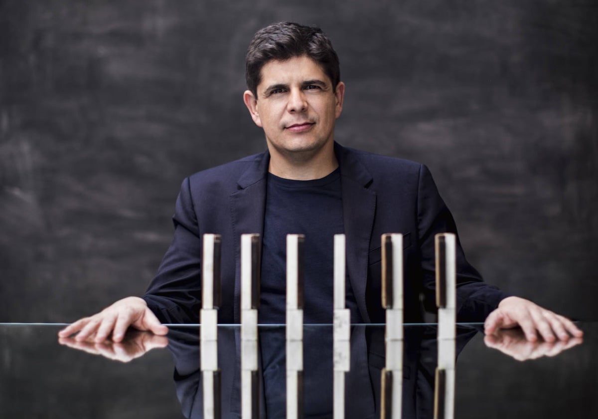 Javier Perianes, sentado al piano