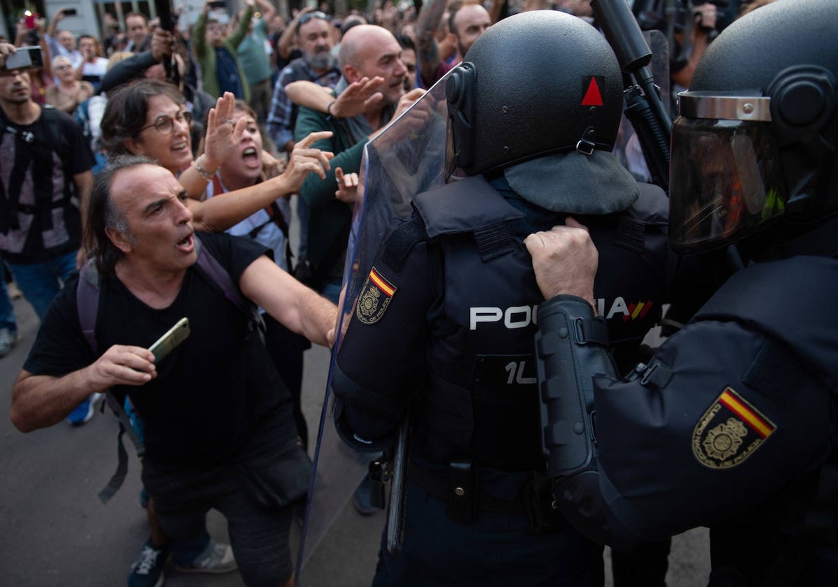 Manifestantes en el entorno de la plaza Urquinaona de Barcelona tras la sentencia del 'procés' en octubre de 2019