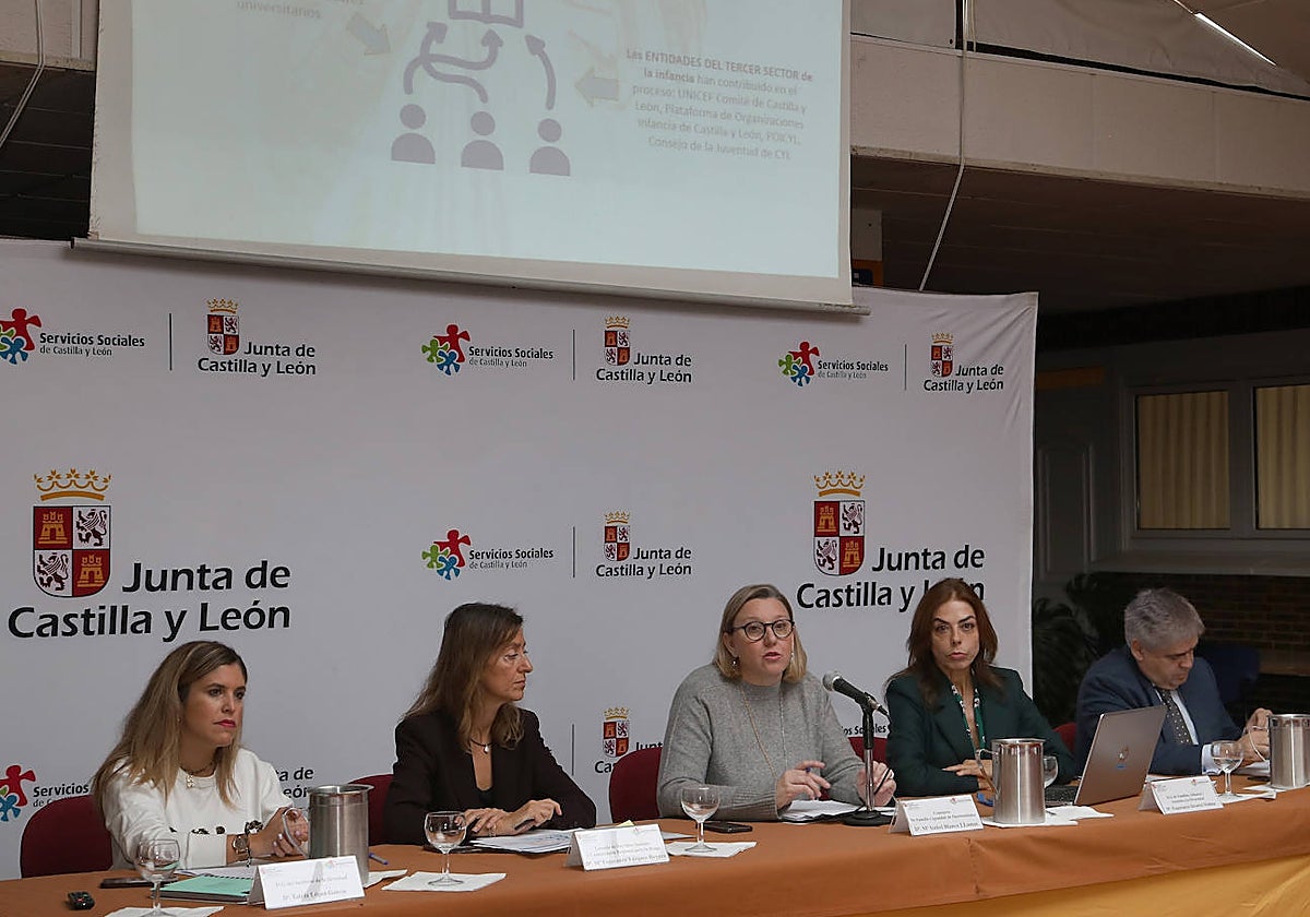 Mas de 60 menores de la Comunidad están a la espera de encontrar una familia de acogimiento