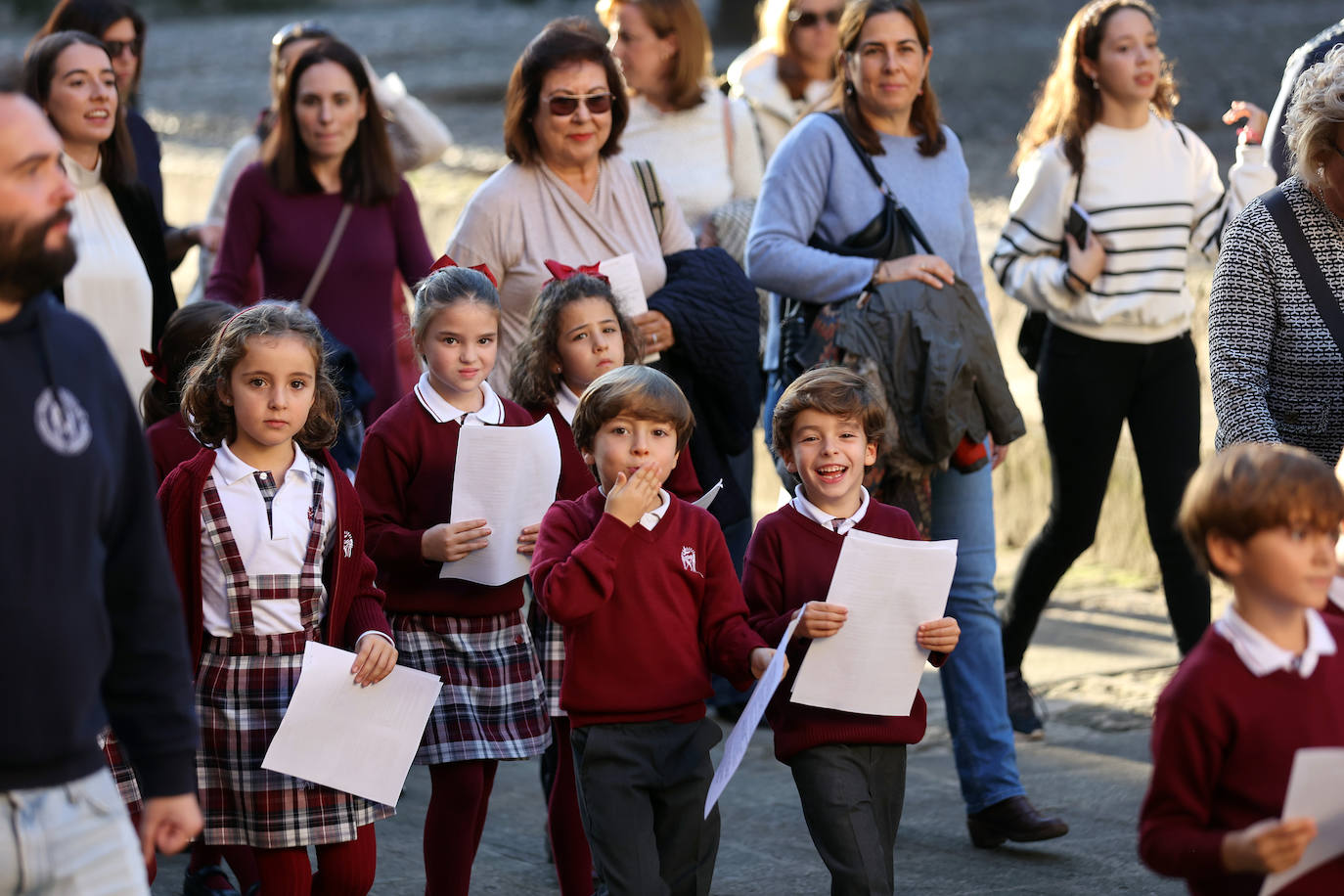 Fotos: la alegre procesión de San Acisclo y Santa Victoria por las calles de Córdoba