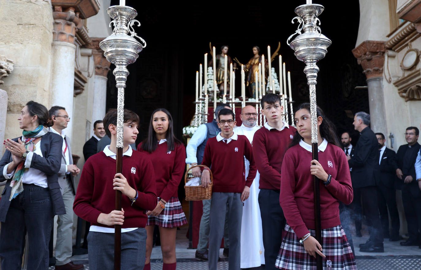 Fotos: la alegre procesión de San Acisclo y Santa Victoria por las calles de Córdoba