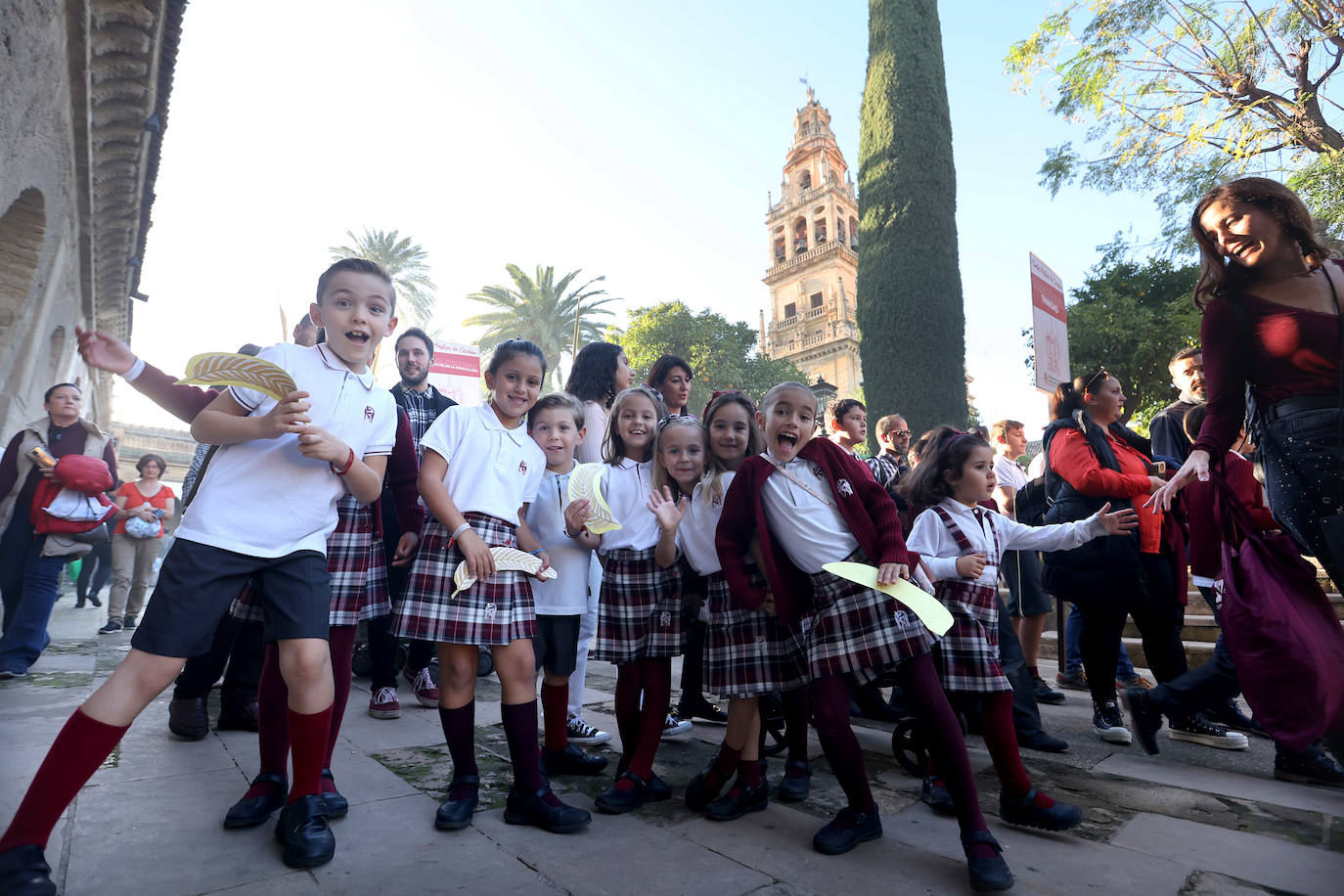 Fotos: la alegre procesión de San Acisclo y Santa Victoria por las calles de Córdoba