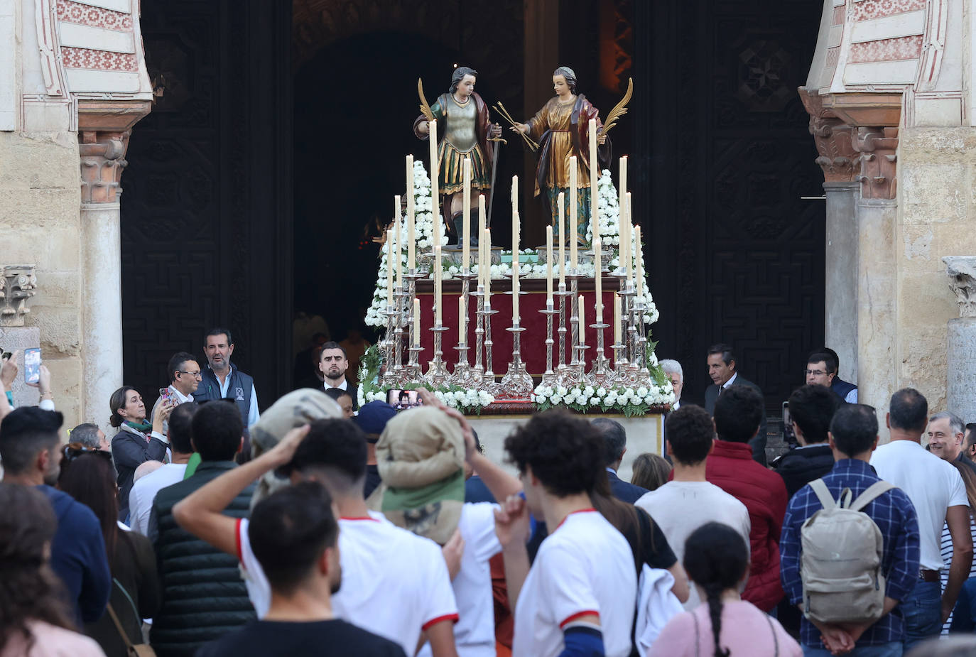 Fotos: la alegre procesión de San Acisclo y Santa Victoria por las calles de Córdoba