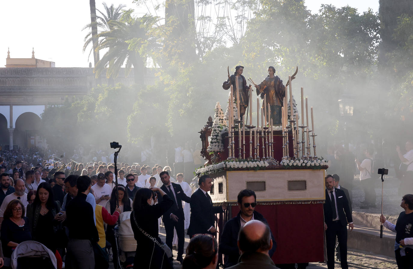 Fotos: la alegre procesión de San Acisclo y Santa Victoria por las calles de Córdoba