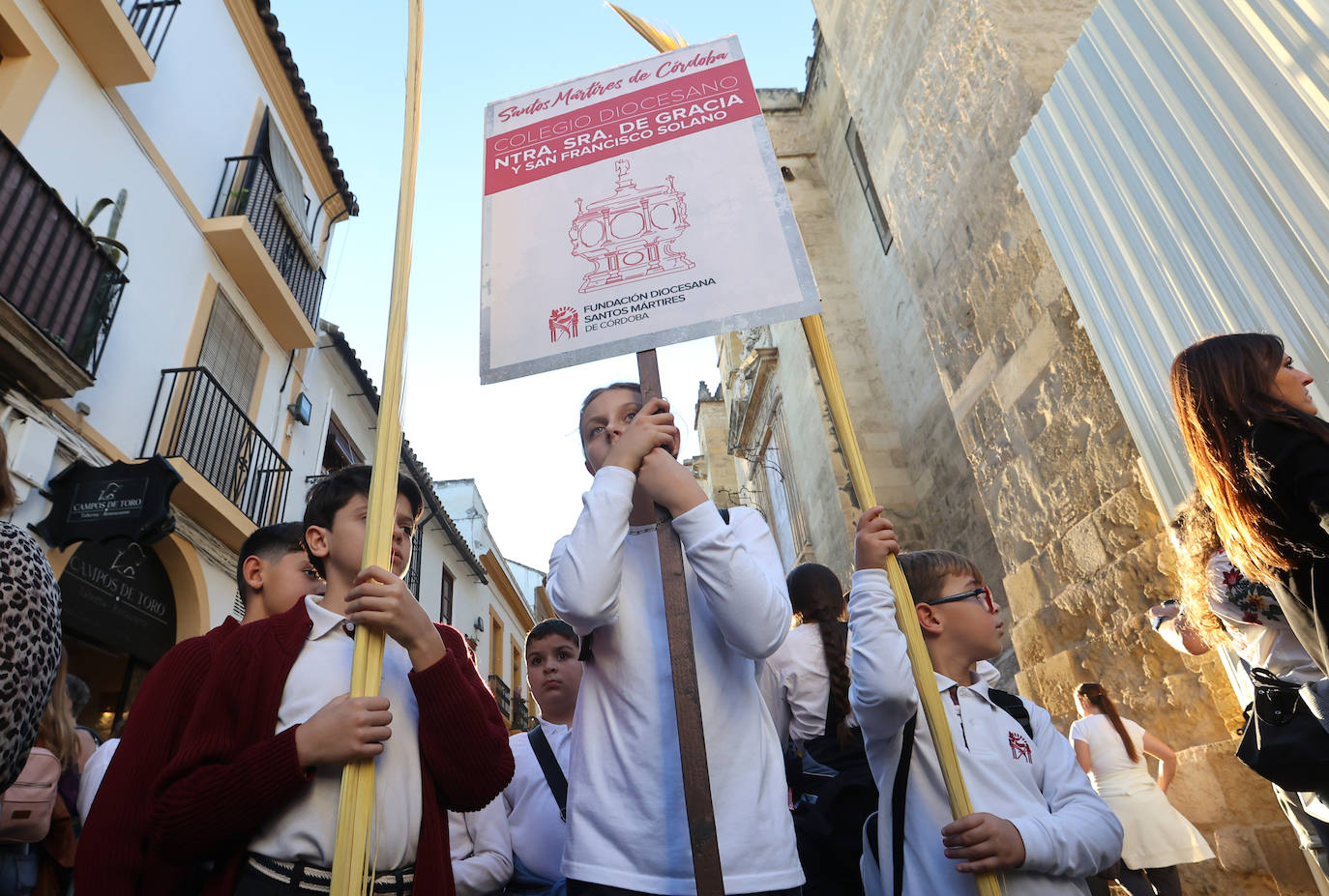 Fotos: la alegre procesión de San Acisclo y Santa Victoria por las calles de Córdoba