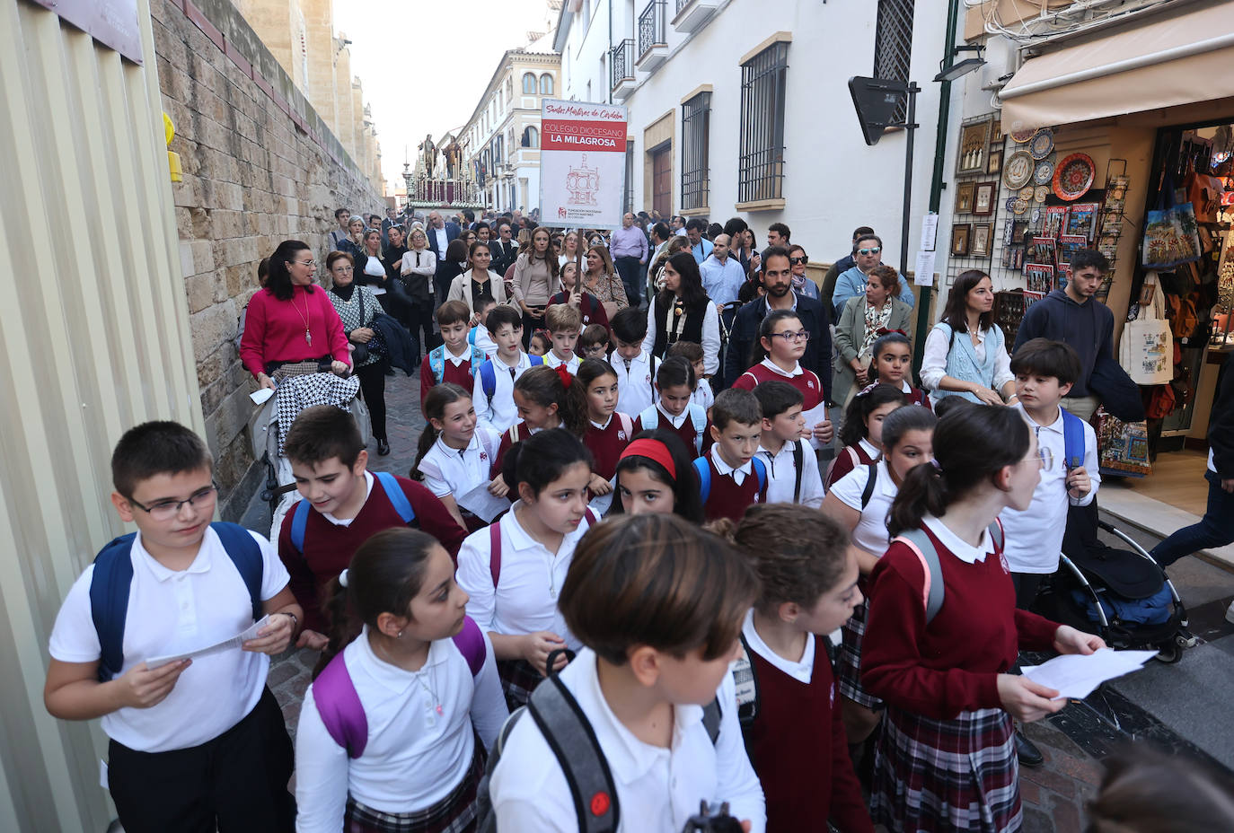 Fotos: la alegre procesión de San Acisclo y Santa Victoria por las calles de Córdoba