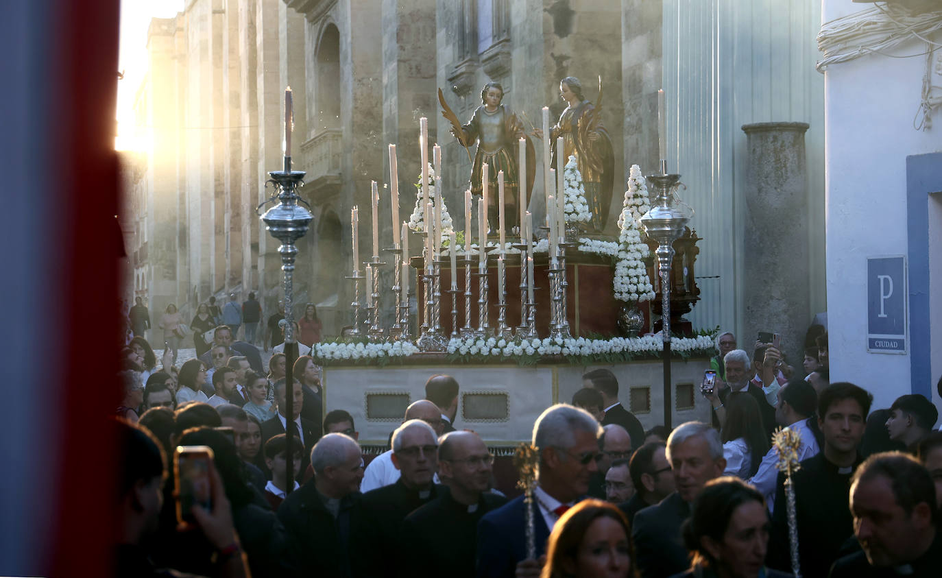 Fotos: la alegre procesión de San Acisclo y Santa Victoria por las calles de Córdoba