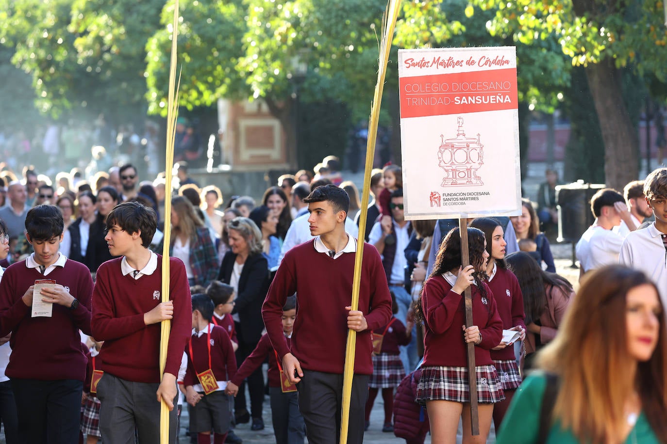 Fotos: la alegre procesión de San Acisclo y Santa Victoria por las calles de Córdoba