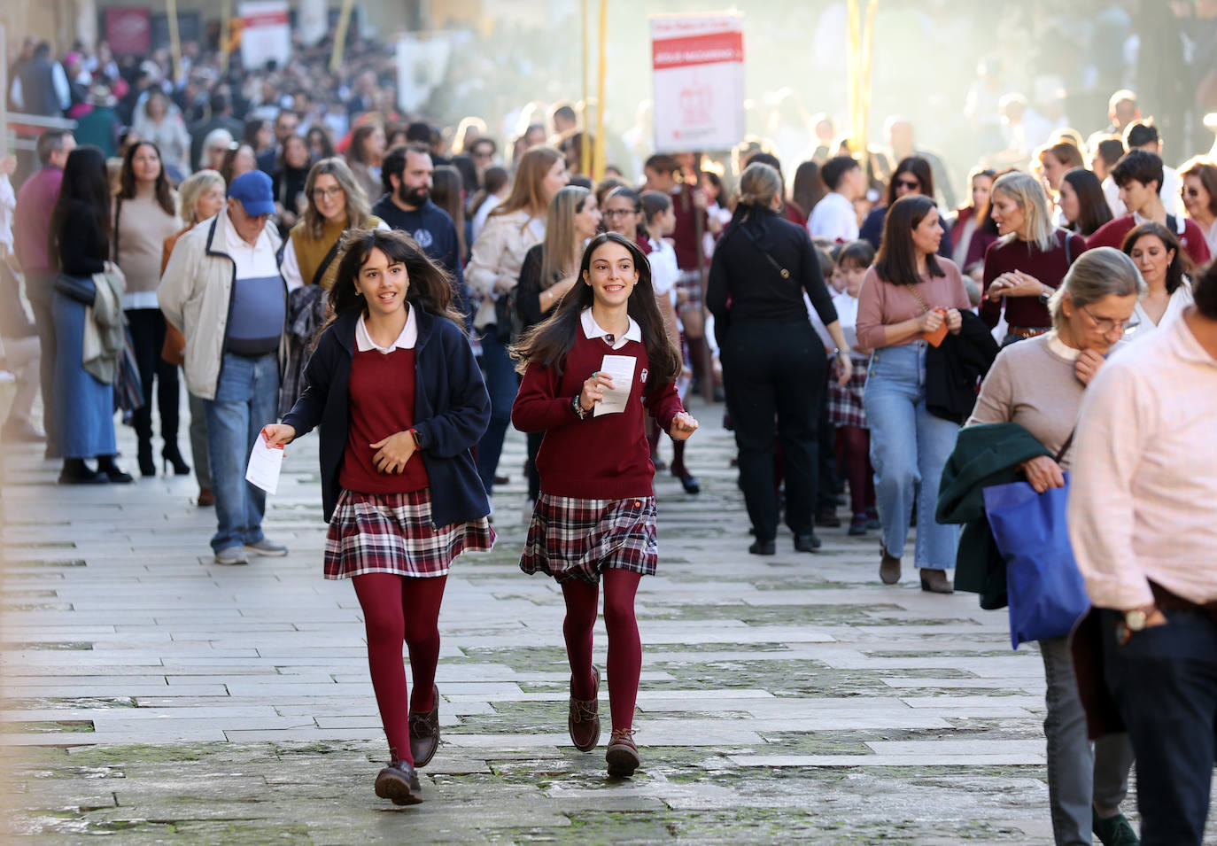 Fotos: la alegre procesión de San Acisclo y Santa Victoria por las calles de Córdoba