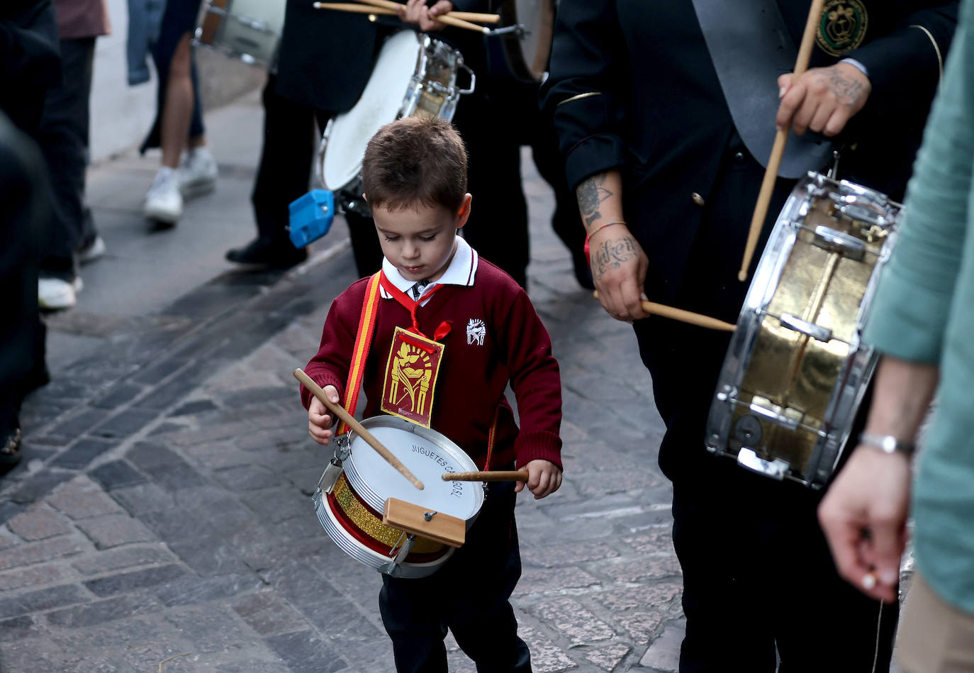 Fotos: la alegre procesión de San Acisclo y Santa Victoria por las calles de Córdoba
