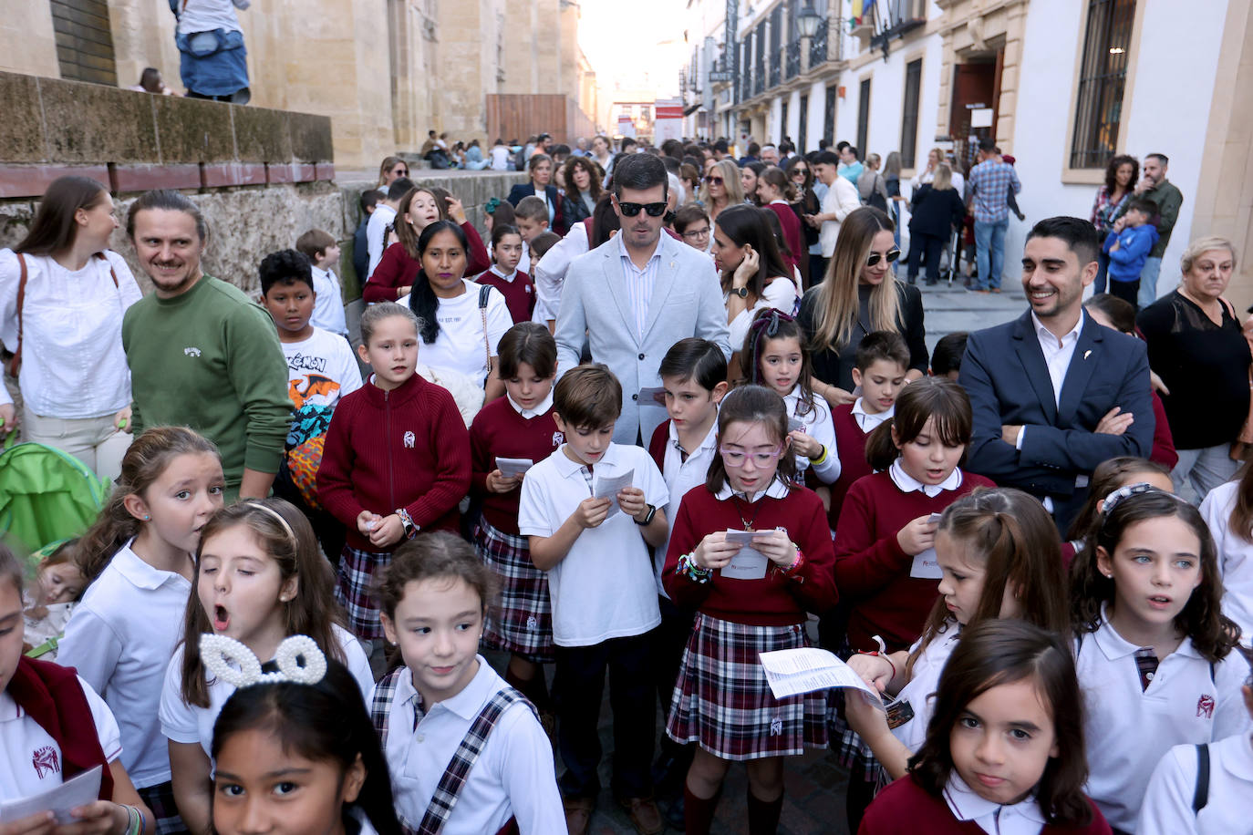 Fotos: la alegre procesión de San Acisclo y Santa Victoria por las calles de Córdoba