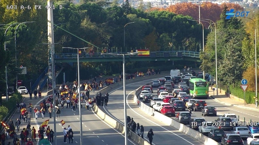 Manifestantes de Cibeles ponen rumbo a Moncloa y cortan la A-6 