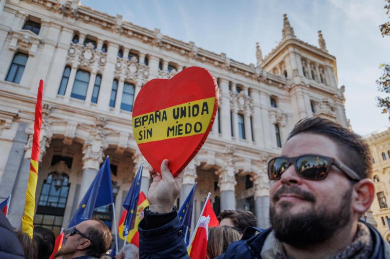 Cartel en forma de corazón donde se lee "España unida sin miedo" en la manifestación contra la amnistía en Cibeles