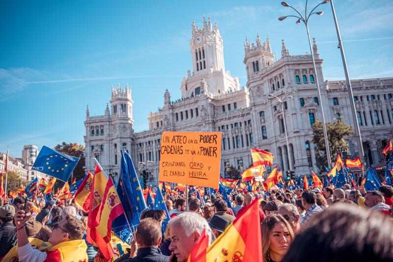 Cientos de personas durante la manifestación contra la amnistía, en Cibeles