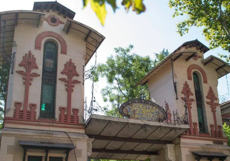 Fachada de la Colonia de la Prensa, icono del barrio de Carabanchel