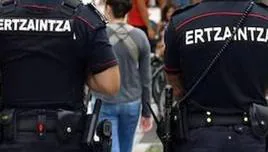 Dos detenidos en Vitoria por sustraer cerca de 100.000 euros a un anciano tras ganarse su confianza