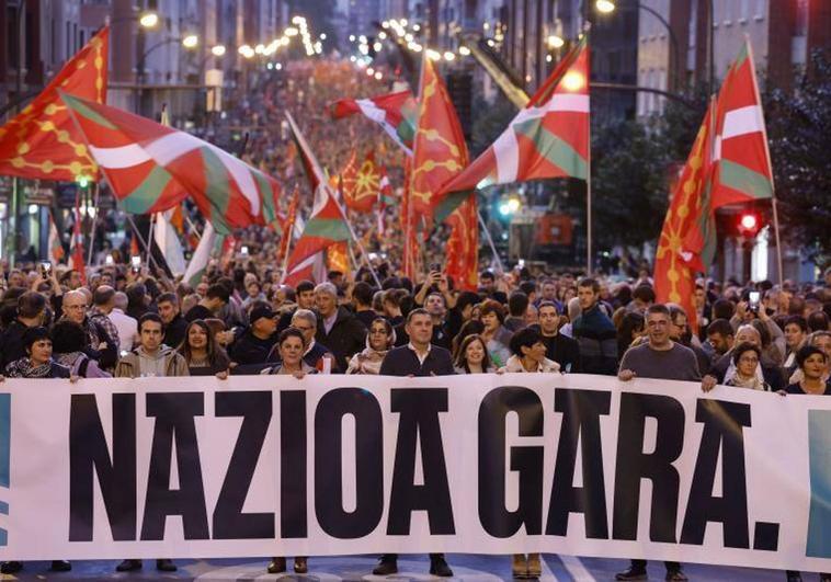 Manifestación de EH Bildu bajo el lema 'Nazioa gara' (Somos una nación)