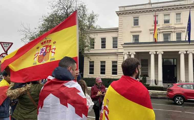 Imagen principal - Españoles residentes en Londres se manifiestan contra la amnistía