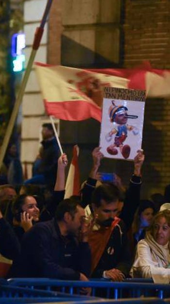 Concentración en Ferraz frente a la sede del PSOE de Madrid