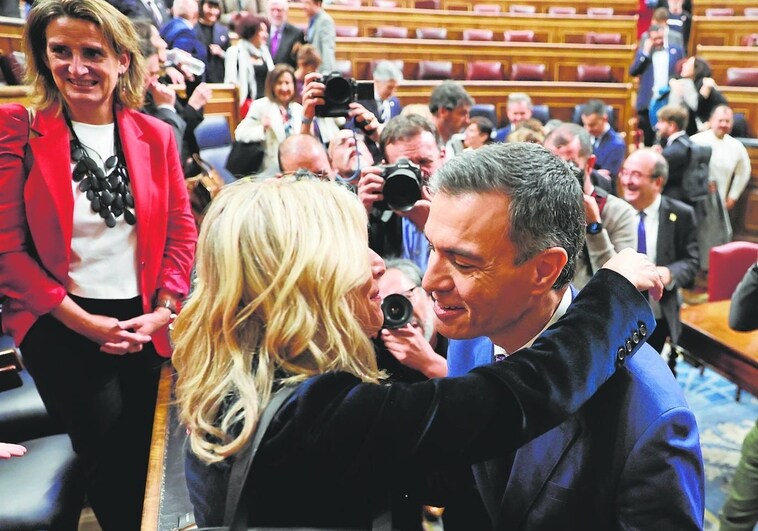 La vicepresidenta Yolanda Díaz abraza y celebra que el presidente Pedro Sánchez haya vuelto a jurar su cargo este jueves en el Congreso