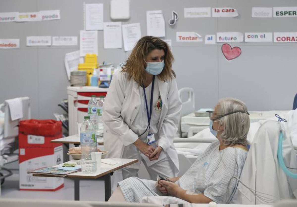 Una enfermera atiende a una paciente, en imagen de archivo