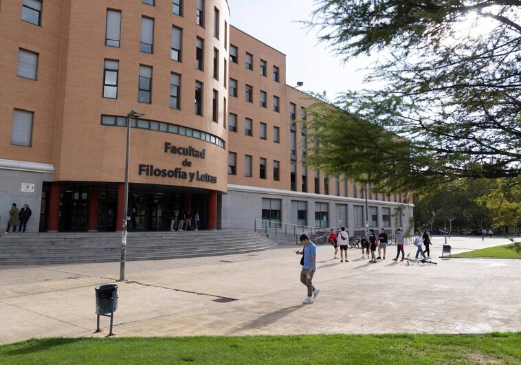 Facultad de Filosofía y Letras, Universidad de Valladolid.  Foto de stock