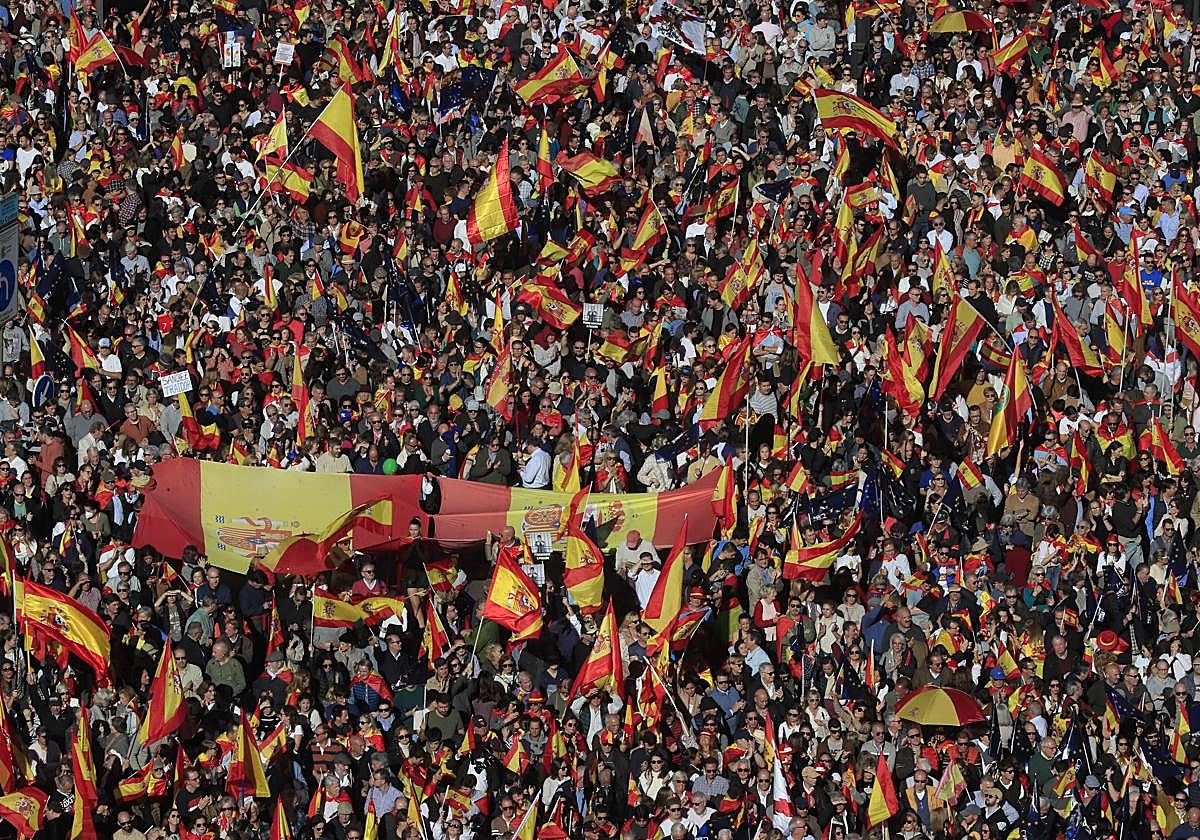 Miles de personas este sábado manifestándose contra la amnistía bajo el lema «No en mi nombre: Ni Amnistía, ni Autodeterminación. Por la libertad, la unidad y la igualdad», en Madrid
