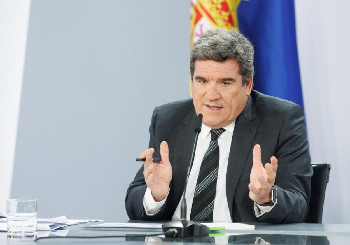 El ministro de Inclusión, Seguridad Social y Migraciones, José Luis Escrivá, durante una rueda de prensa posterior a la reunión del Consejo de Ministros, en el Palacio de La Moncloa, a 16 de mayo de 2023
