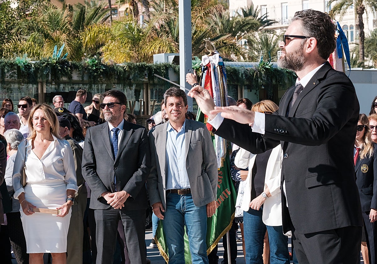 Carlos Mazón (centro), junto al alcalde de Alicante, Luis Barcala, y la consellera de Turismo, Nuria Montes, en el concierto de Santa Cecilia.