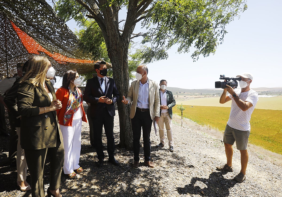 La ministra Robles junto al alcalde de Córdoba y la consejera de Fomento Marifrán Carazo viendo los suelos de la Base en 2021