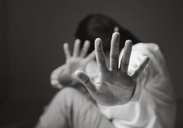 Violaba a la hija de su pareja aprovechando el régimen de visitas y la presionaba para enviar material comprometido vía Whatsapp