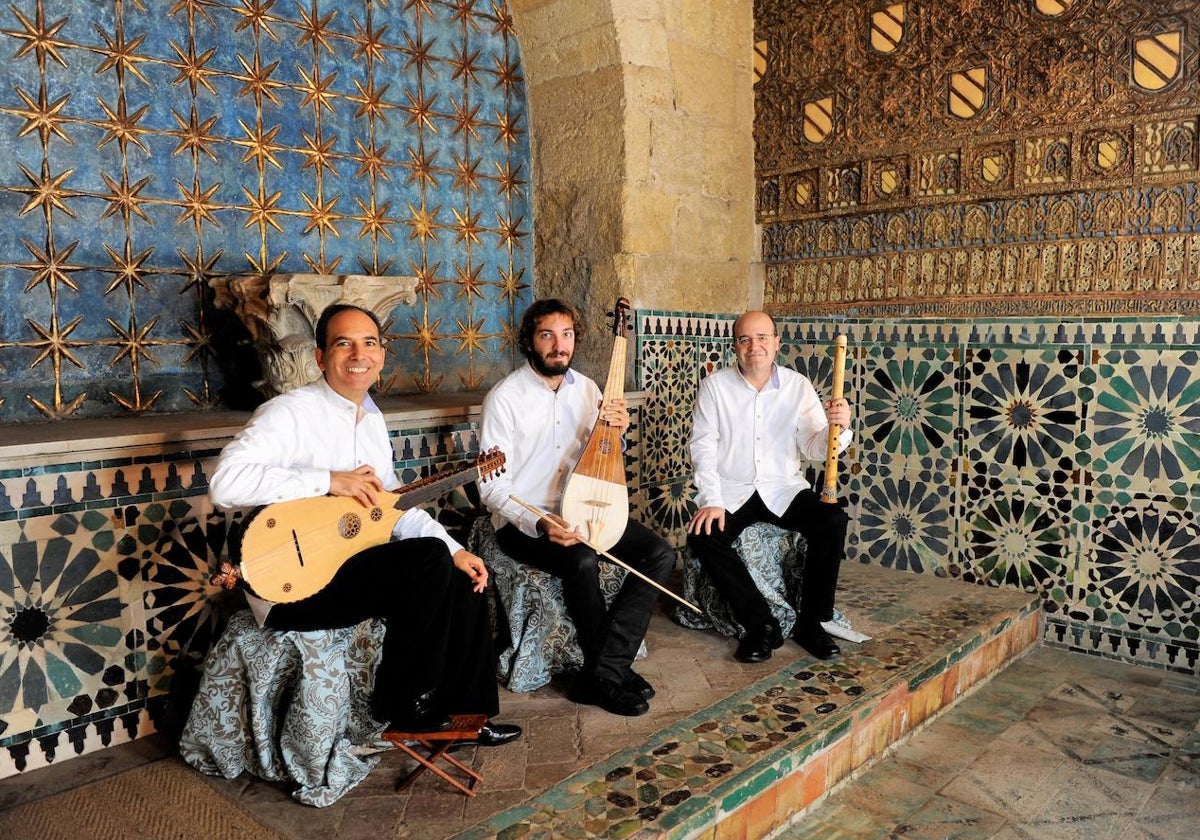 Los miembros del grupo Aquel Trovar, en la capilla de San Bartolomé