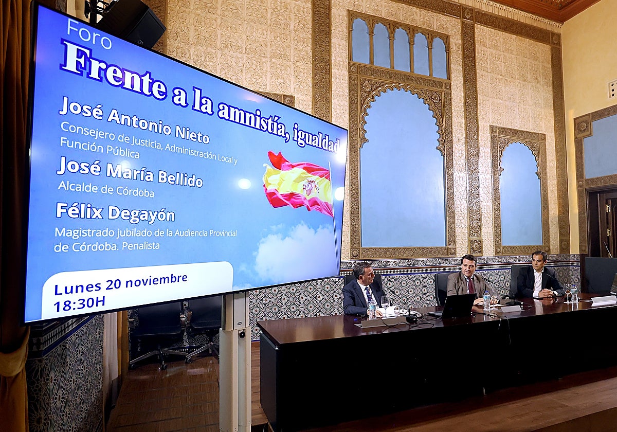 Degayón, Bellido y Nieto, este lunes durante el foro en el Rectorado