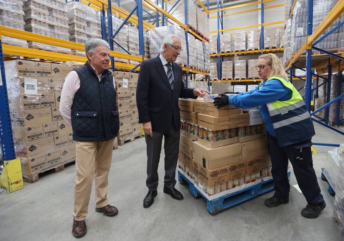 El presidente y el vicepresidente del Banco de Alimentos Medina Azahara, en sus instalaciones del antiguo matadero