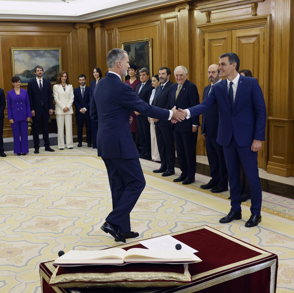 Nuevos ministros del gobierno de Pedro Sánchez, en directo: jura del cargo ante el rey, traspaso de carteras, reacciones y última hora de la formación del Ejecutivo hoy