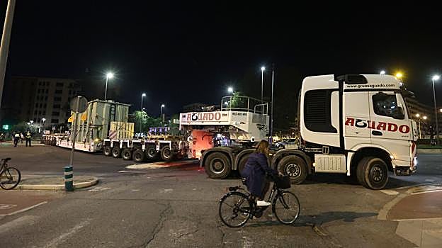 Una mujer pasa delante del gran camión que se quedó atravesando Vallellano