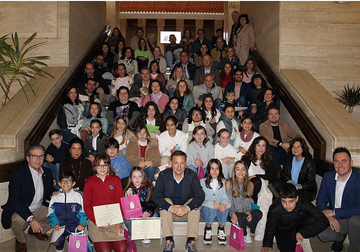 Manuel Serrano junto a los niños que han acudido al Pleno infantil por la infancia