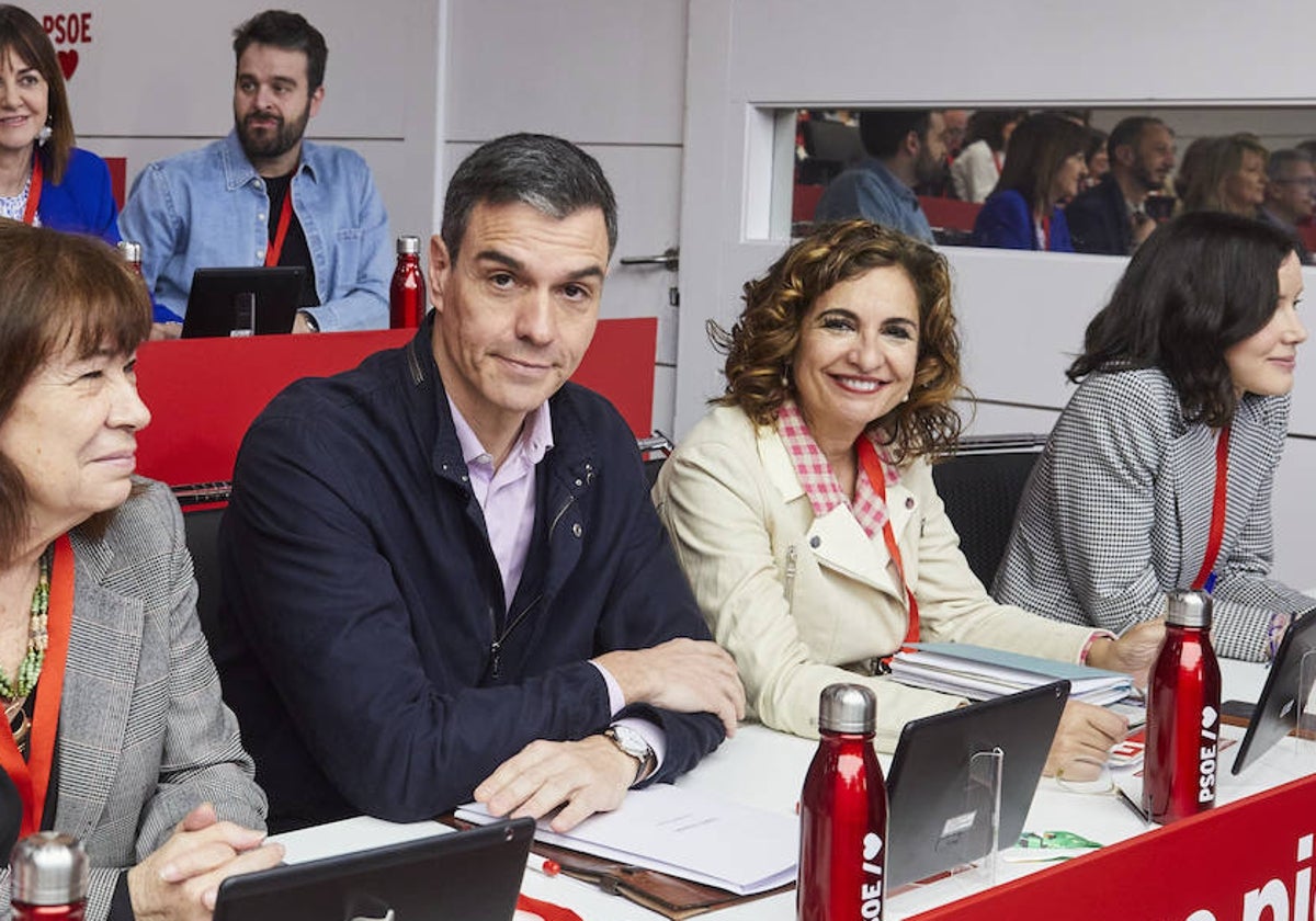 Pedro Sánchez y María Jesús Montero durante un acto en la sede del PSOE de la calle Ferraz, el pasado marzo