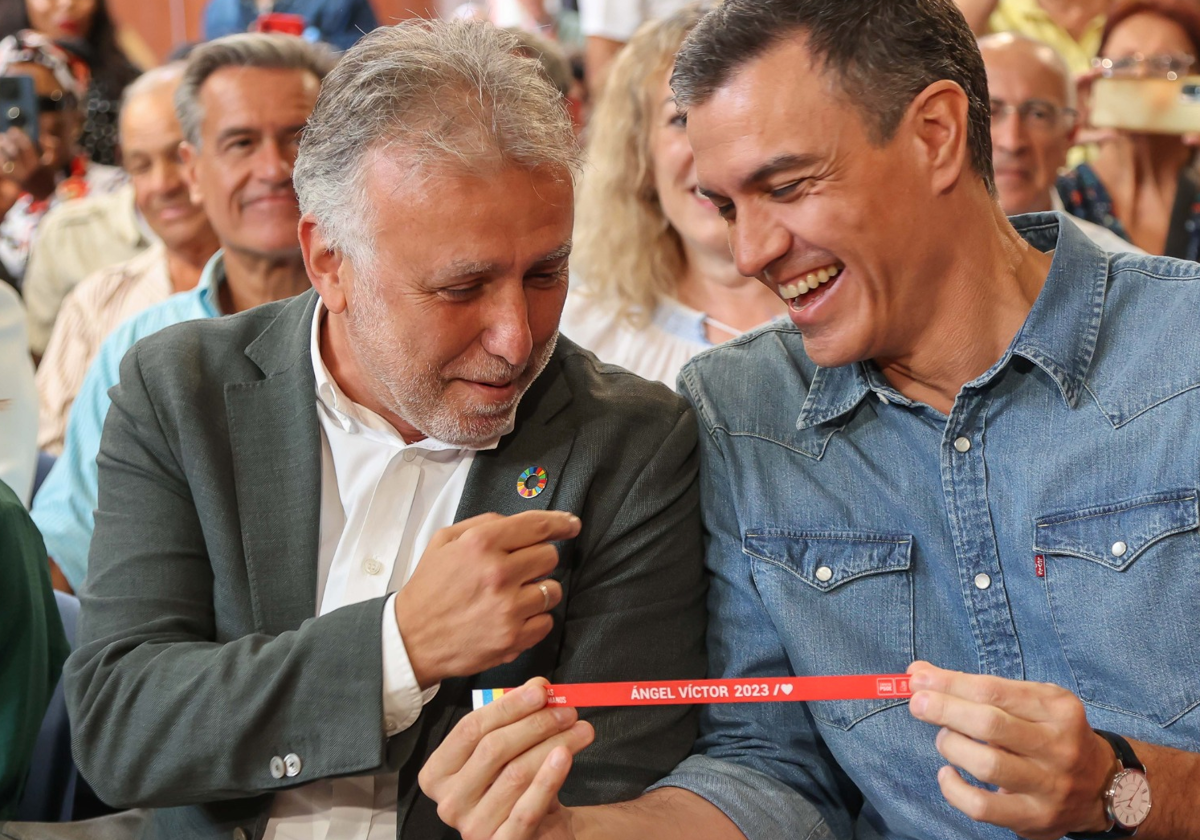 Ángel Víctor Torres y Pedro Sánchez durante la campaña electoral de 2023