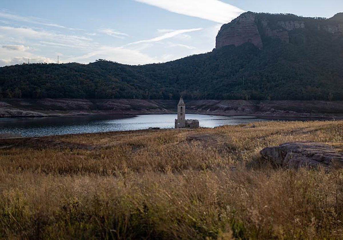 Iglesia de Sant Romà de Sau, habitualmente cubierta por el agua, al descubierto, ayer, en el pantano de Sau