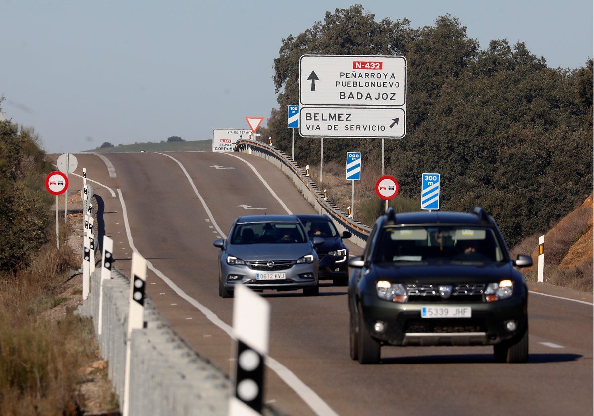 Varios vehículos circulan por la N-432 en Córdoba, que espera su conversión en autovía (A-81)