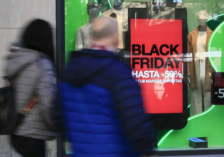 Escaparate de una tienda de ropa con descuentos por el 'Black Friday', en Madrid