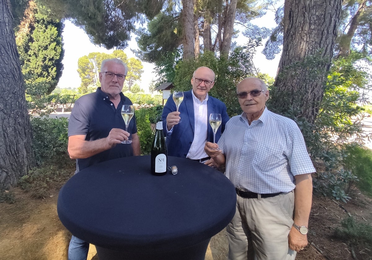 Emilio Expósito, Fernando Medina y Fermín Pardo en la bodega Dominio de la Vega de Requena