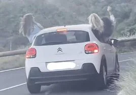La grave imprudencia de tres chicas en Tenerife: con medio cuerpo fuera de la ventanilla y haciéndose 'selfies'